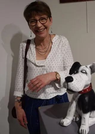 Nicole Girardeau fonctionne par période. En ce moment elle découvre la sculpture en terre avec ce chien qu'elle présente, un trait d'humour ici.