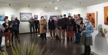 Marie Hamel, de l’association Graines d’art (au premier plan), a présenté l’exposition lors du vernissage qui a eu lieu samedi.